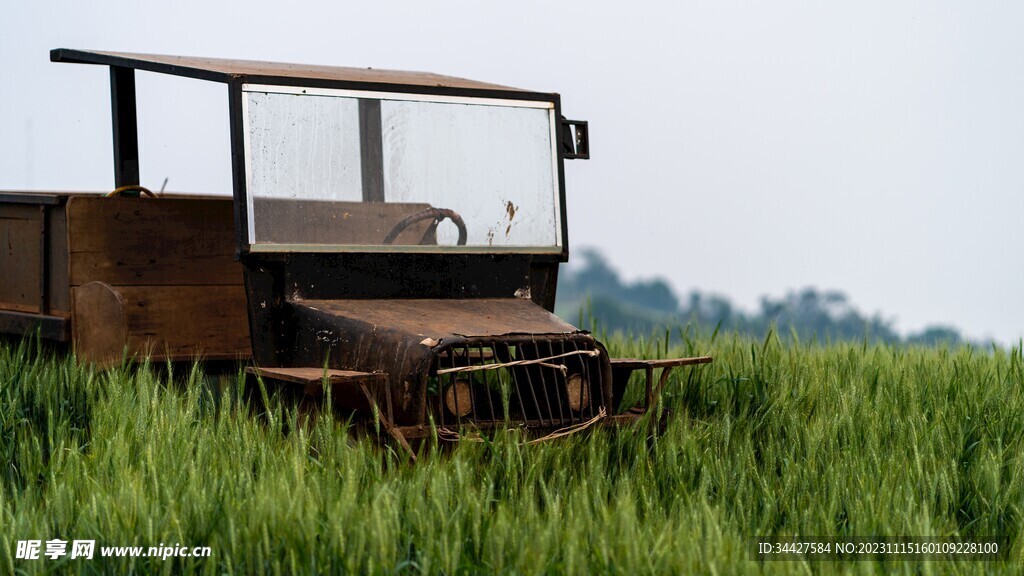 麦田上的拖拉机