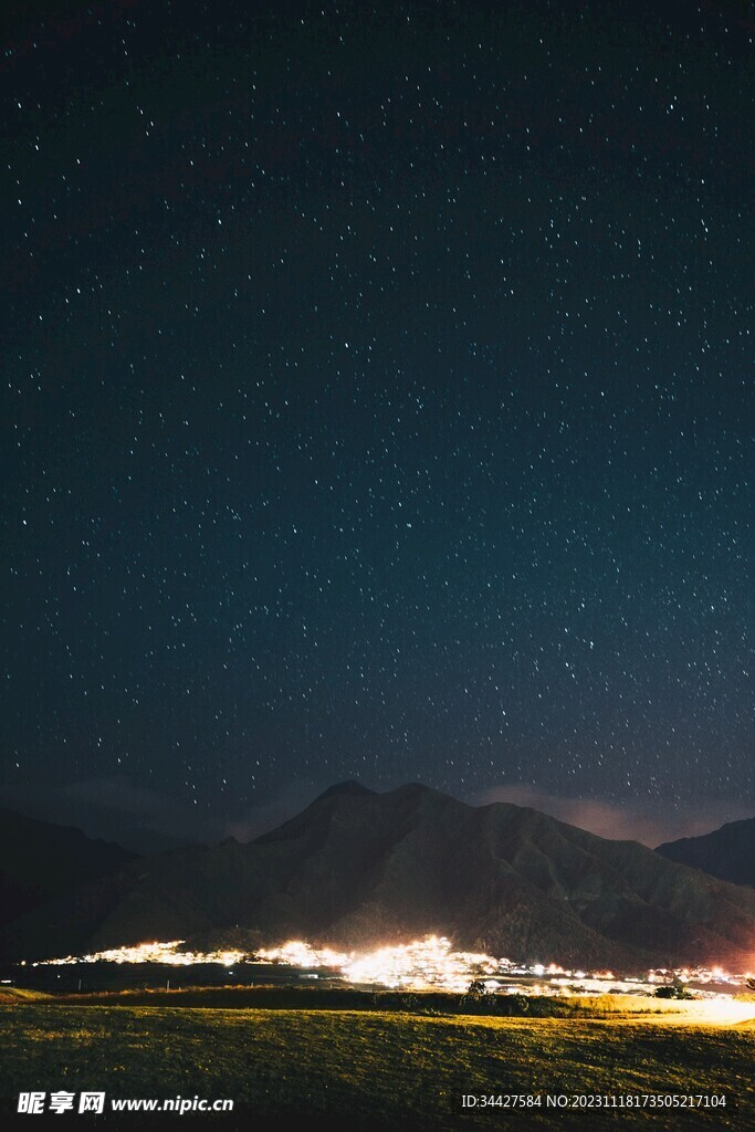 山脉和星空