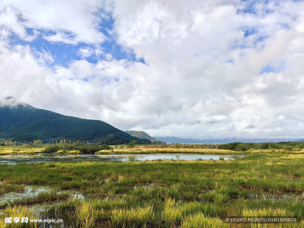 蓝天白云绿草地