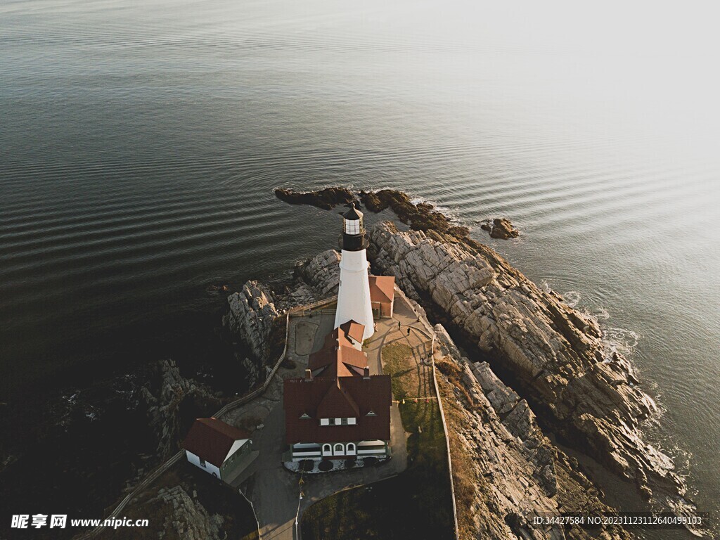 海边建筑和灯塔