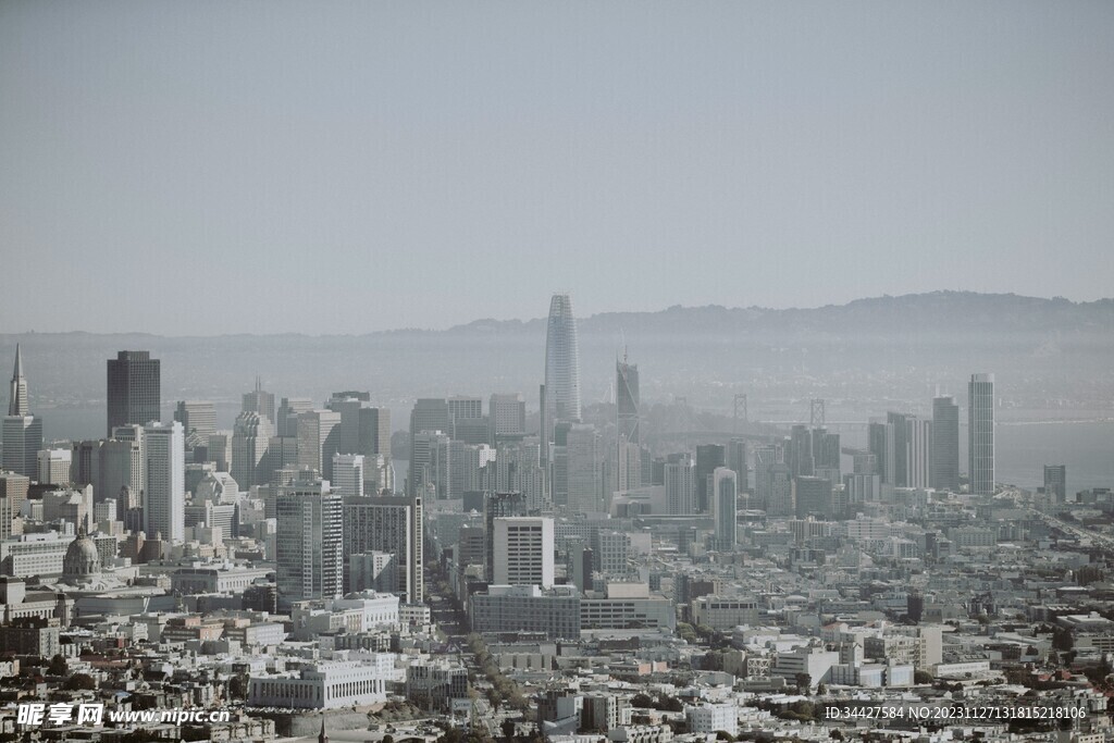 雾气中的高楼大厦