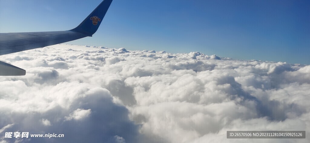 飞机云层