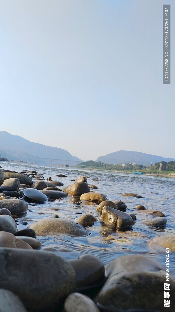 江边鹅卵石