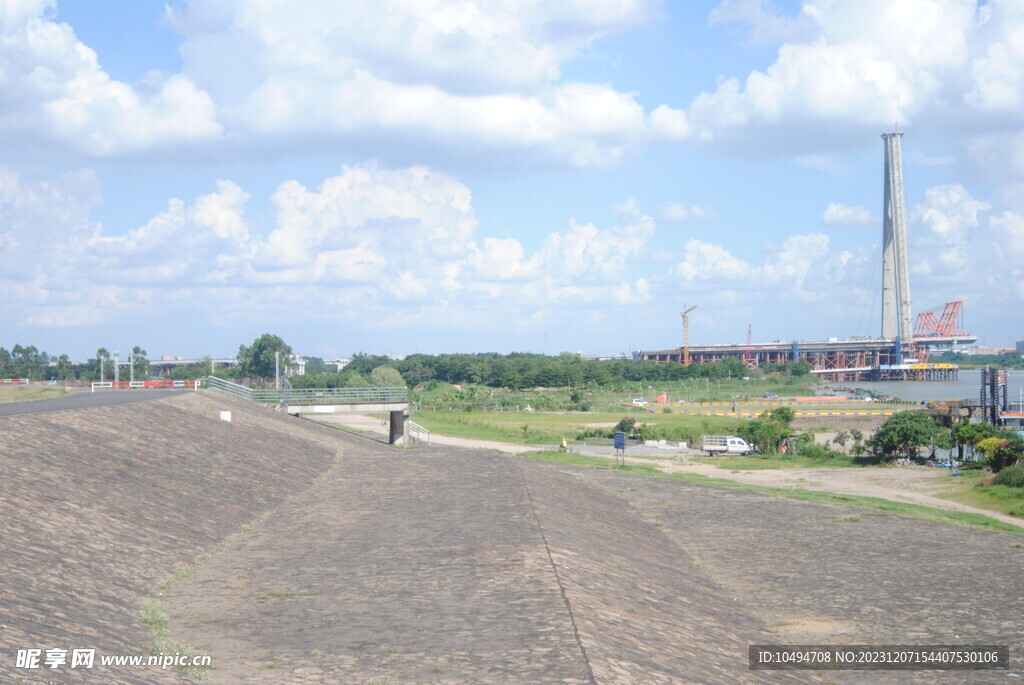 河堤蓝天白云