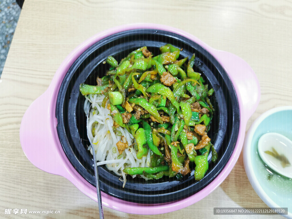 青椒炒肉煲仔饭