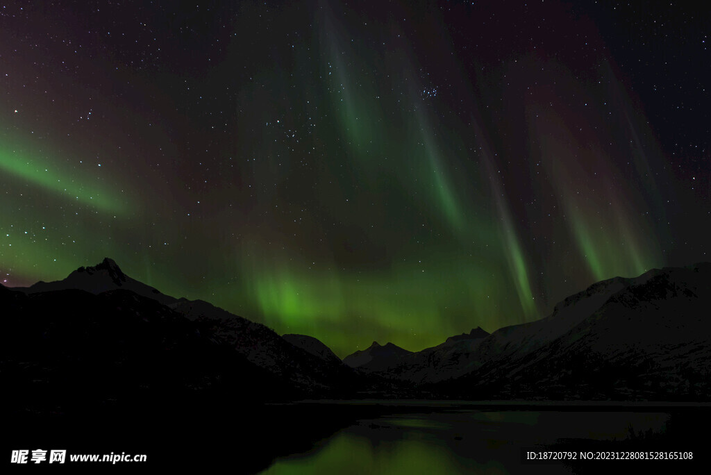 山脉极光图片