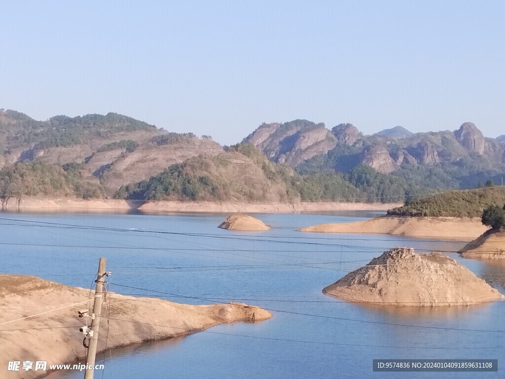 南方丹霞地貌中的水库