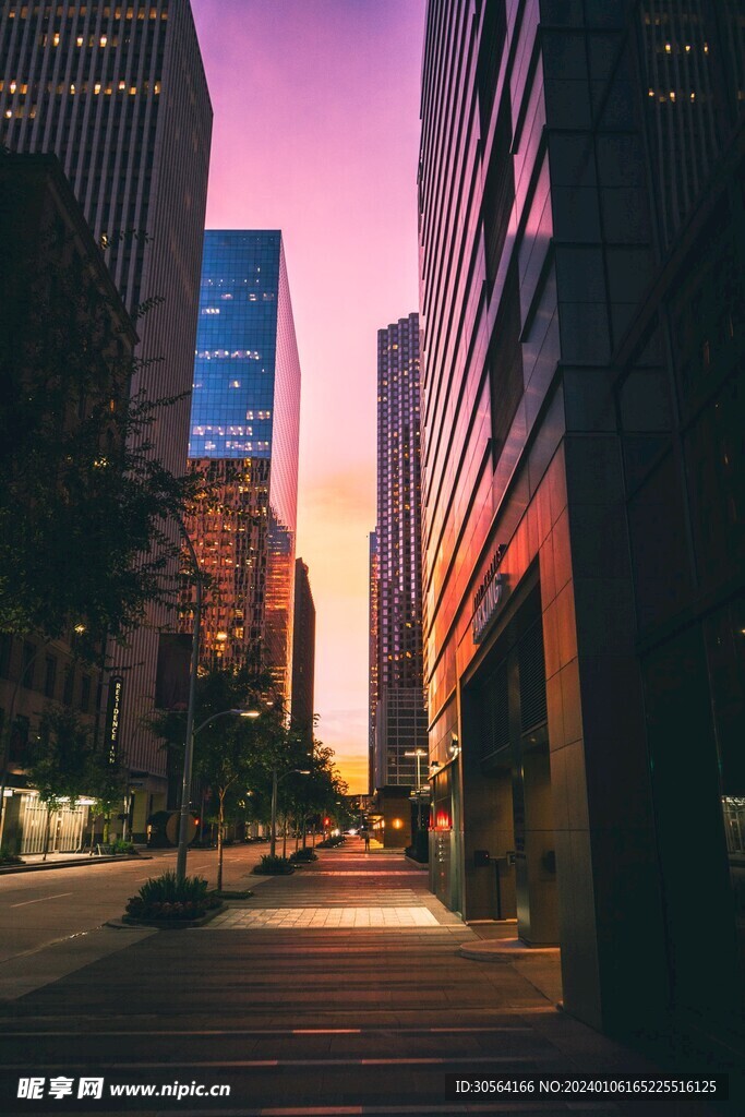 日落下的城市大楼