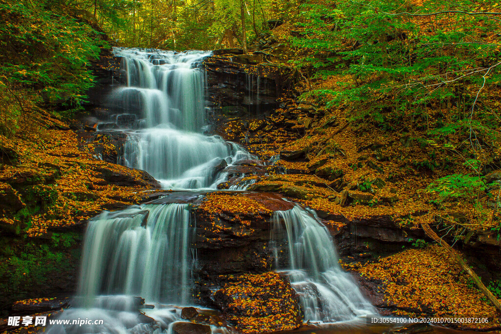 美丽湖泊山峰森林风景图片