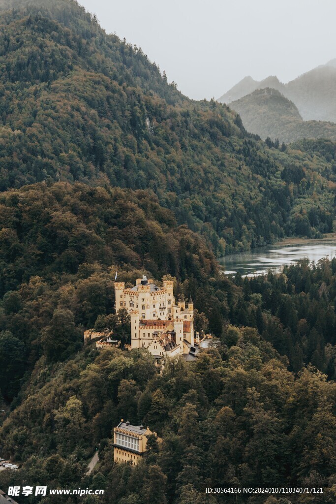 森林中的古堡建筑