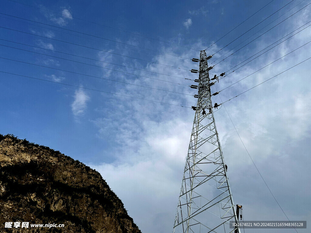 架设电线杆施工现场
