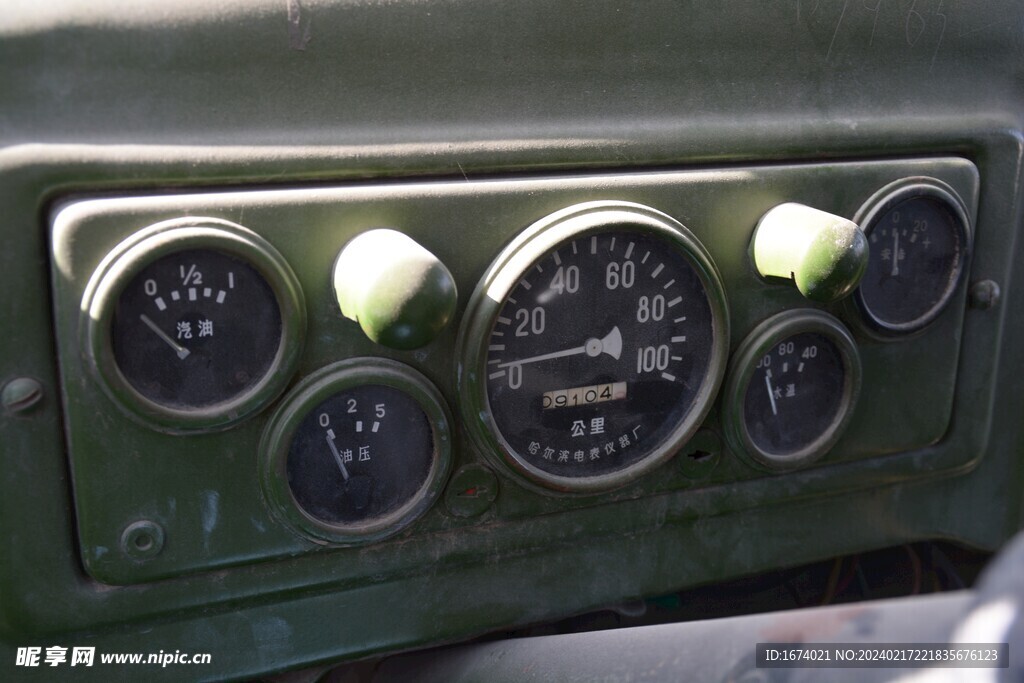 老解放牌汽车仪表盘