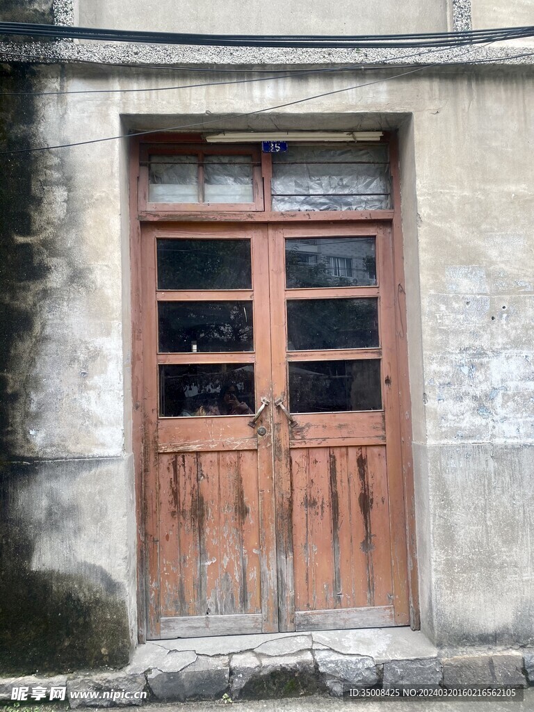 农村老破小房子