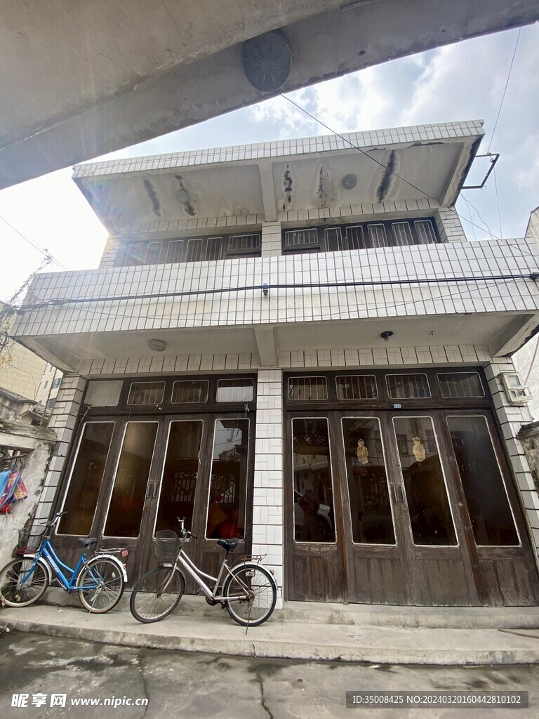 农村老破小房子