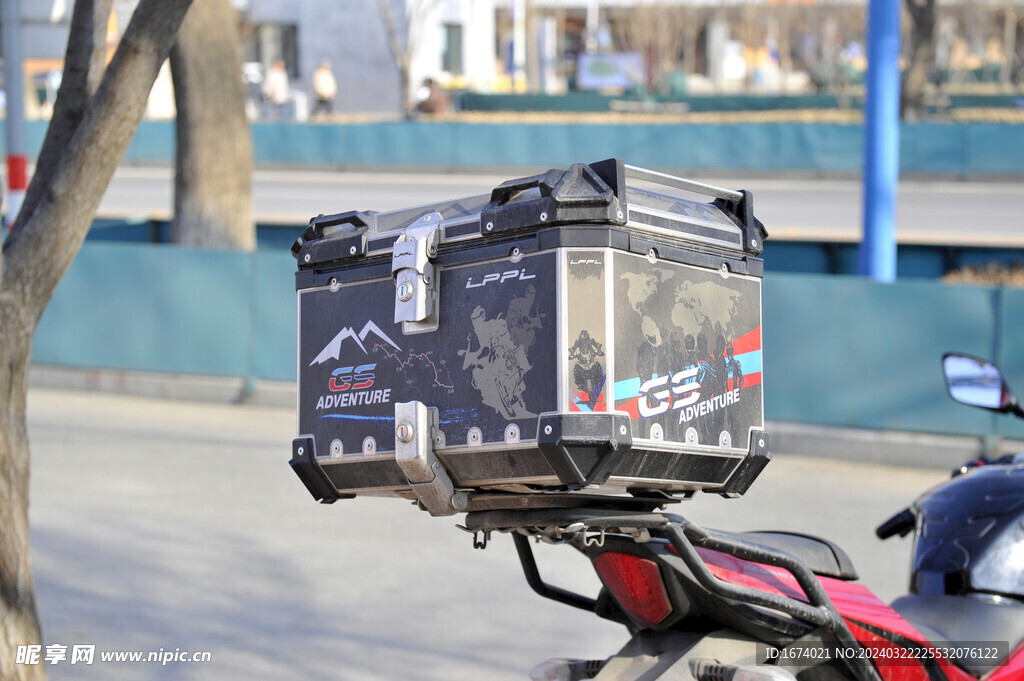 摩托车后备箱