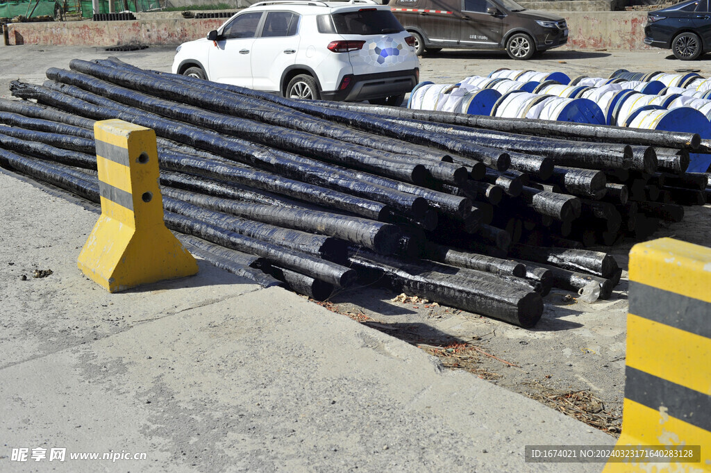 沥青木制电线杆