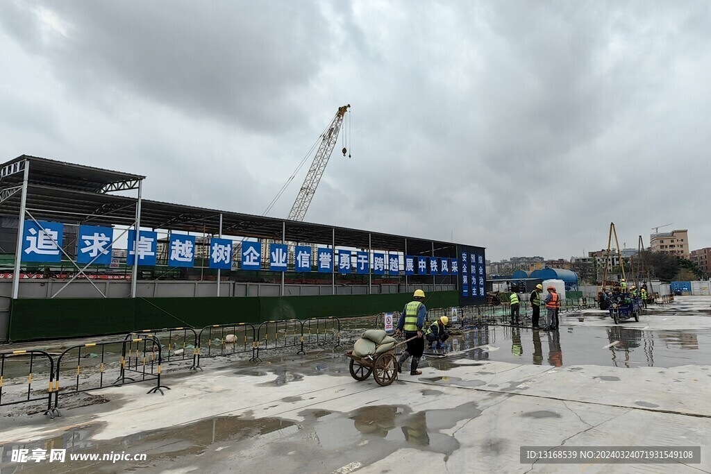 地铁施工文明施工工人作业