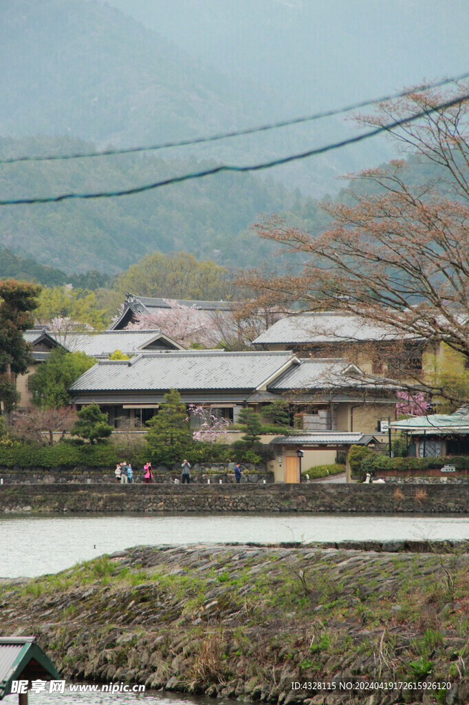 岚山桂河旁的建筑