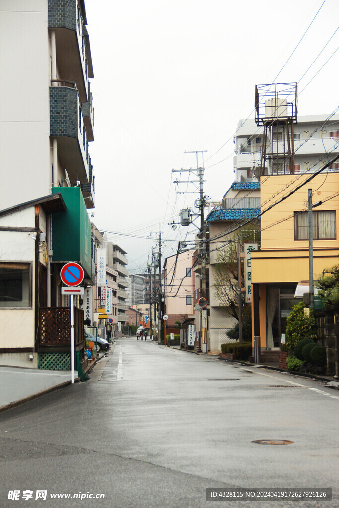 雨中街景