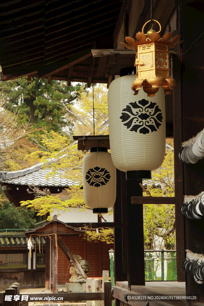 灯笼与建筑一角