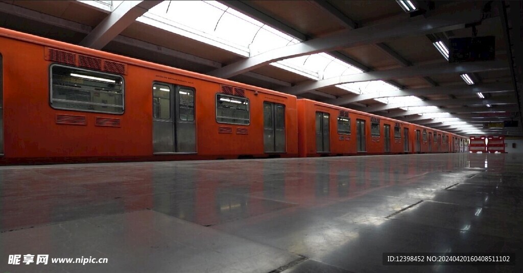 车站启动的火车