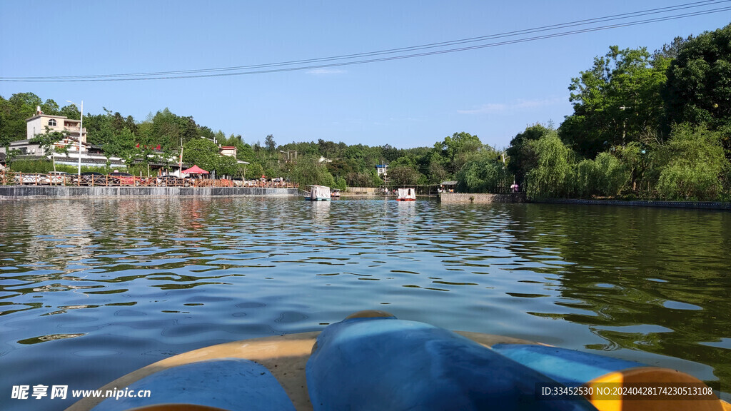 亲子公园小湖踏船在湖上