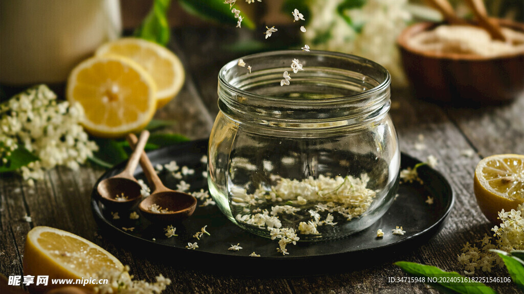 玻璃瓶中的干茉莉花