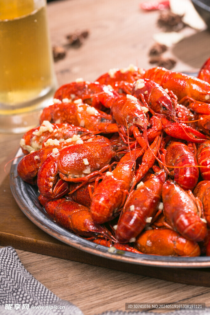 一盘蒜香小龙虾