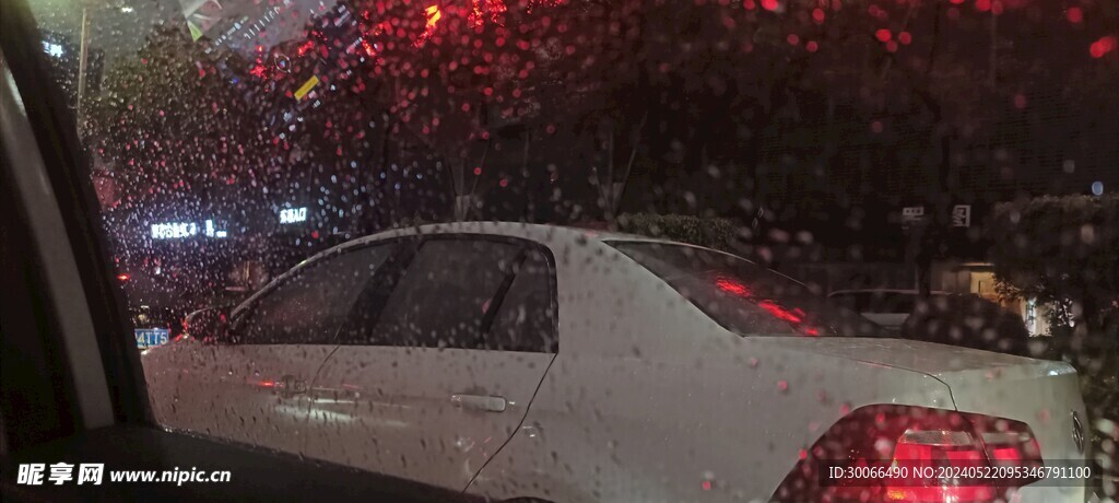 下雨天车窗外 