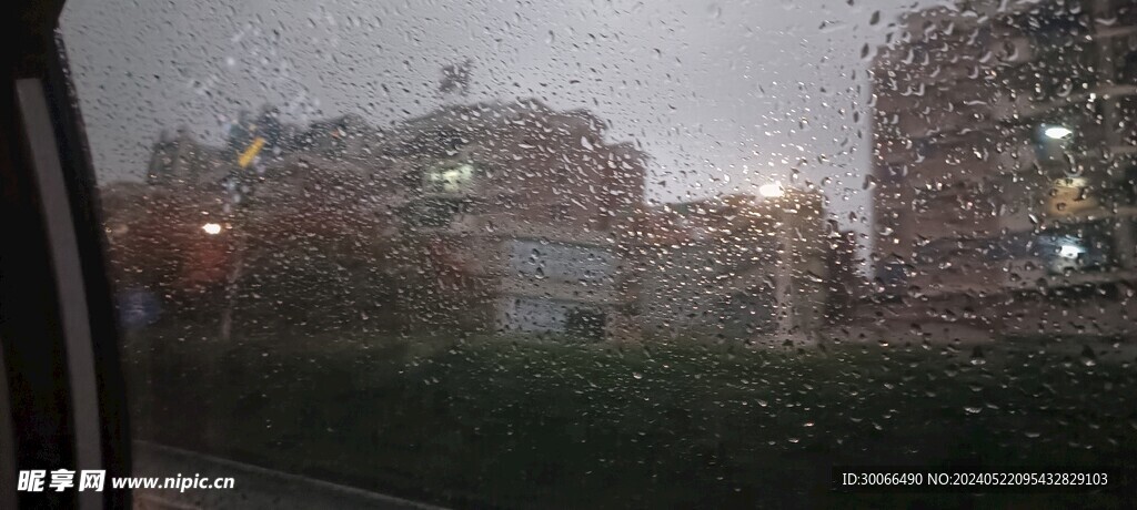 下雨天车窗外