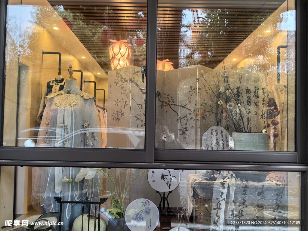 汉服店橱窗