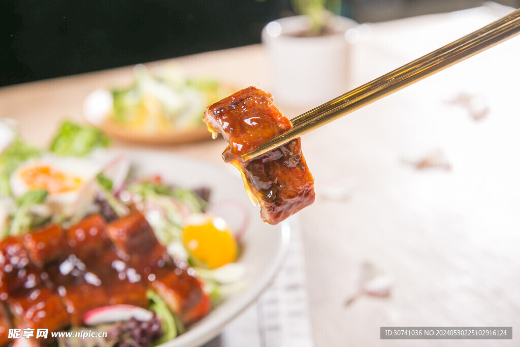 蒲烧鳗鱼沙拉特写