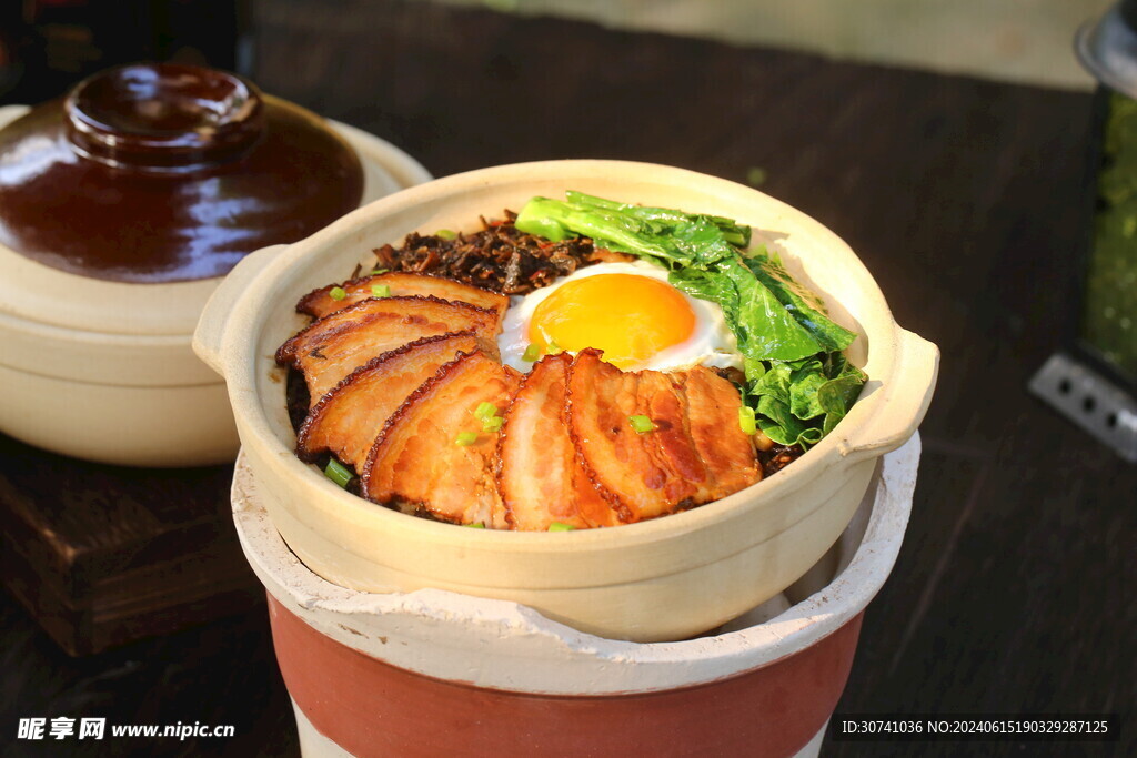 梅菜扣肉煲仔饭