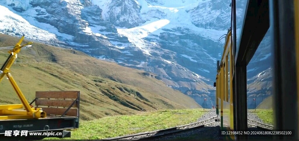 山区火车行驶视频