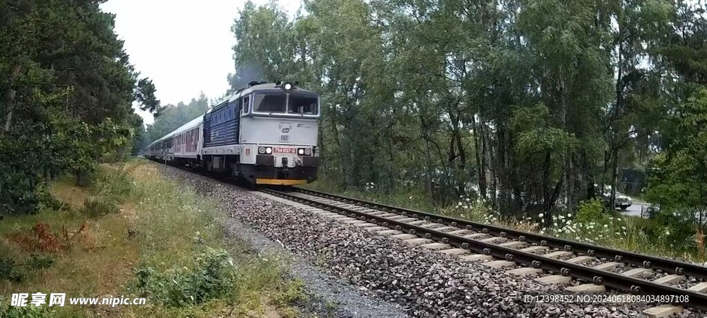 高速行驶的火车