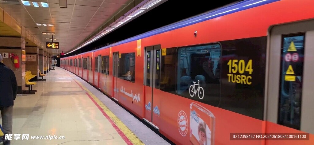 启动出站的地铁