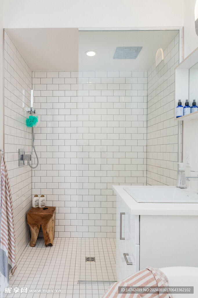 白色家居浴室柜