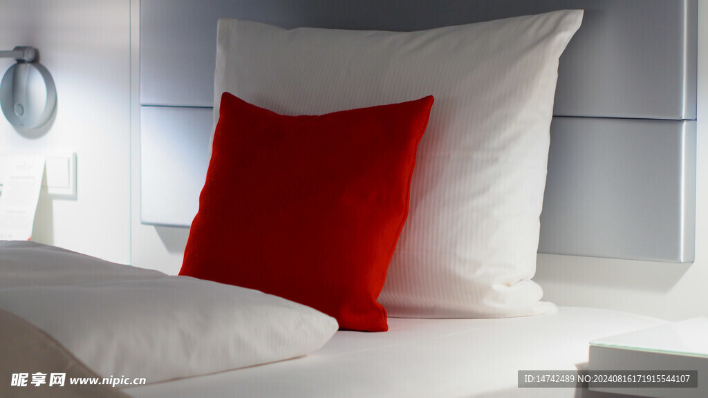 卧室床抱枕