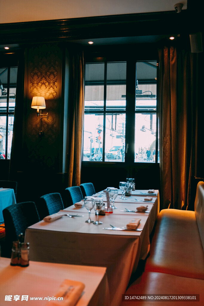 西餐厅桌椅摆放