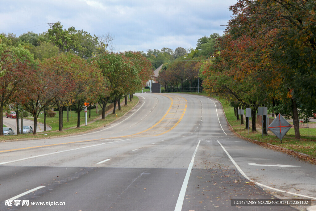 街边蜿蜒公路