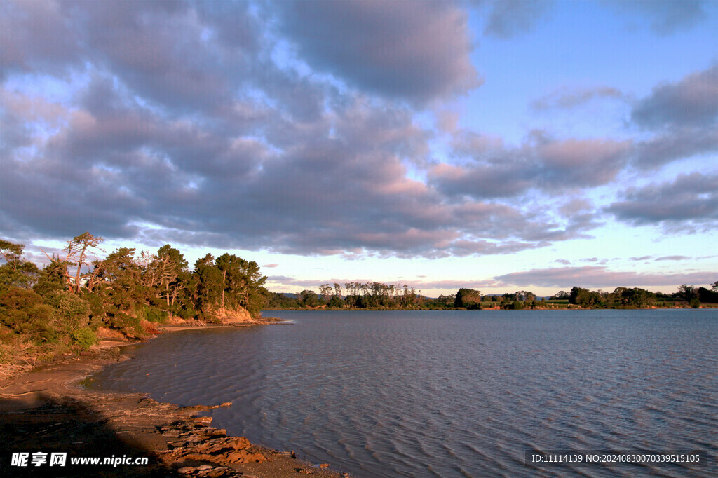 奥克兰海滨小镇黄昏风景