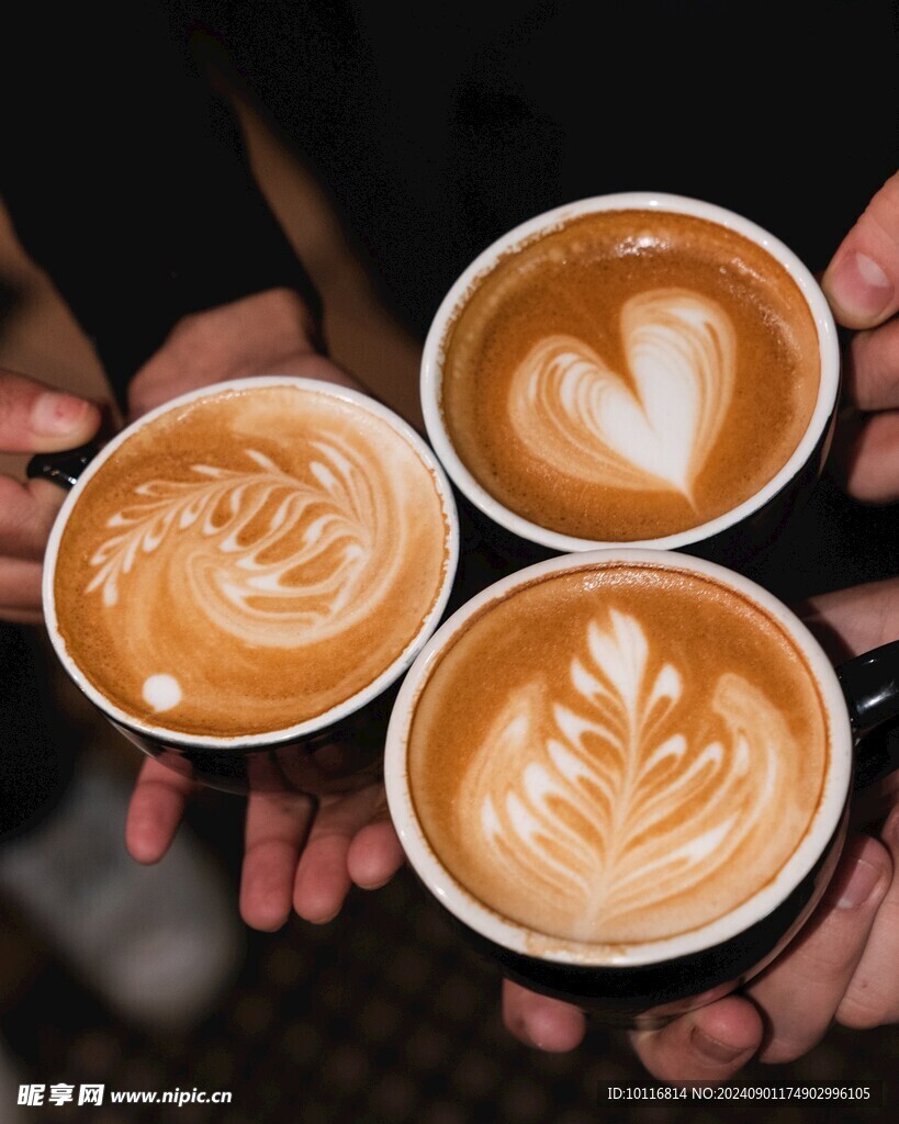 拉花卡布奇诺咖啡