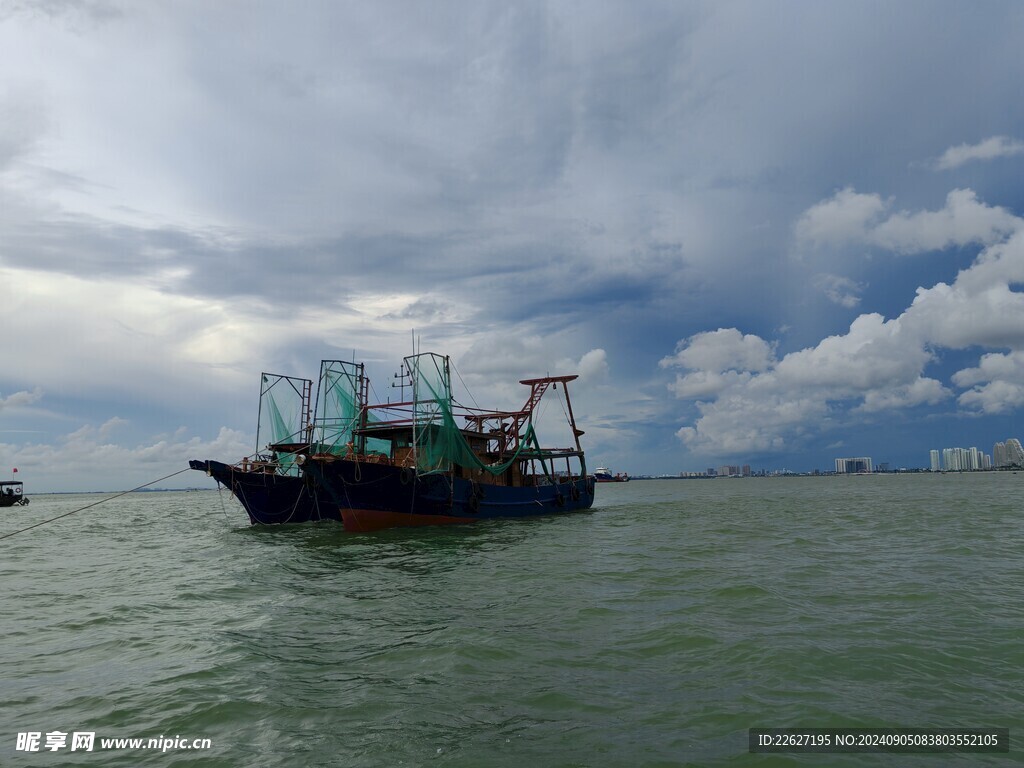 海中停泊的渔船
