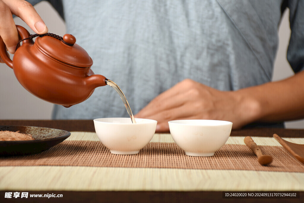 紫砂壶倒茶