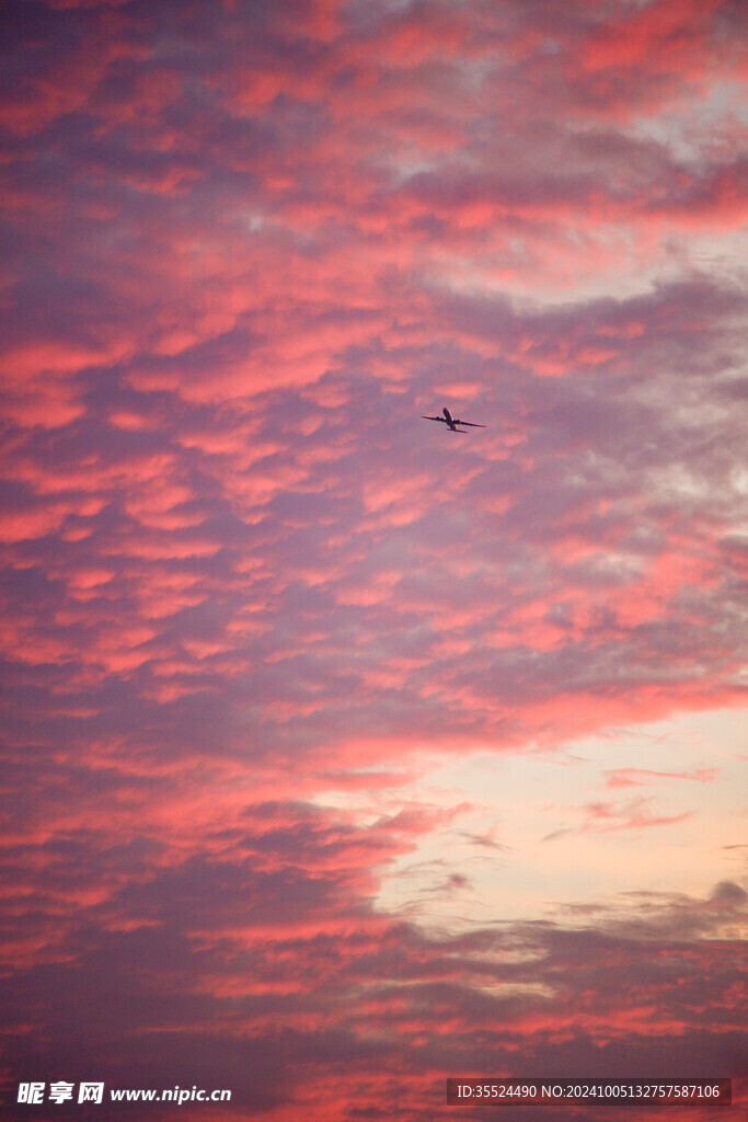 彩色云朵中的飞机