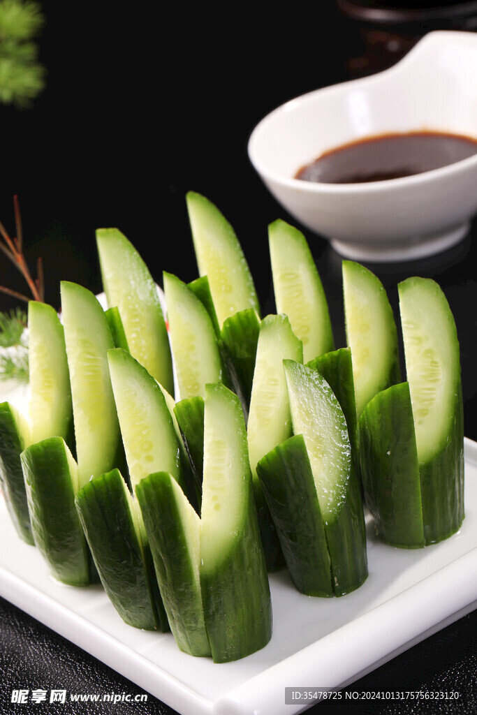 沾酱小黄瓜