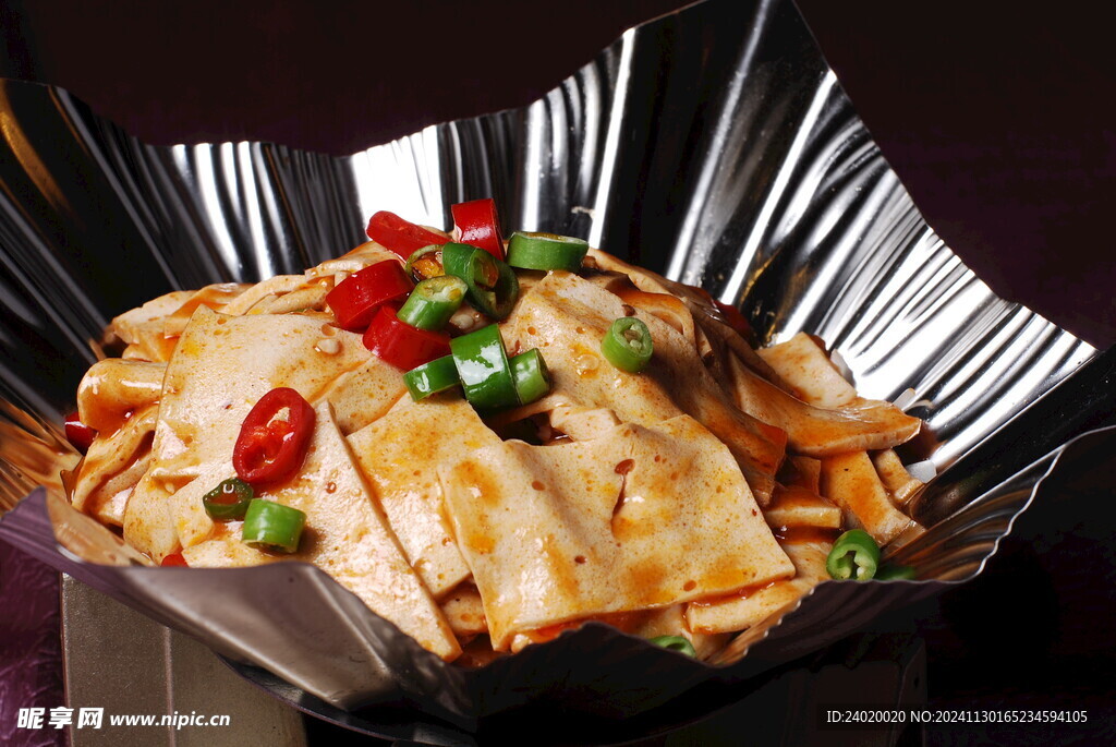 干锅千叶豆腐特写黑底