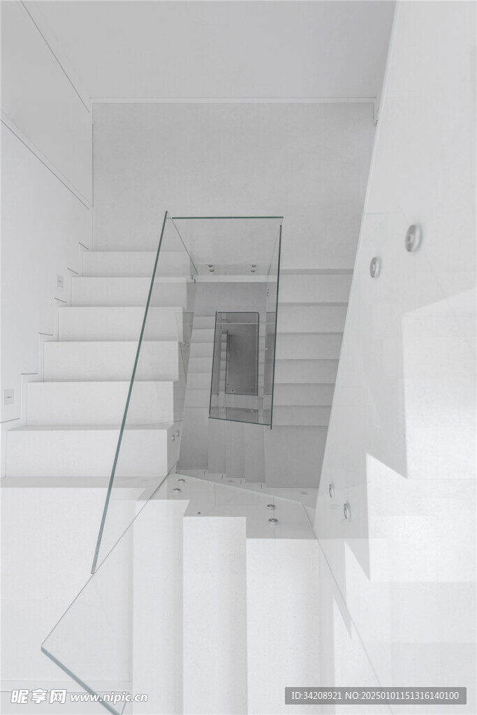 现代旋转楼梯间极简约风家居装饰