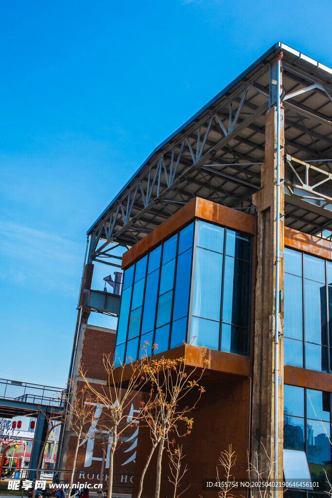 现代玻璃幕墙工业建筑