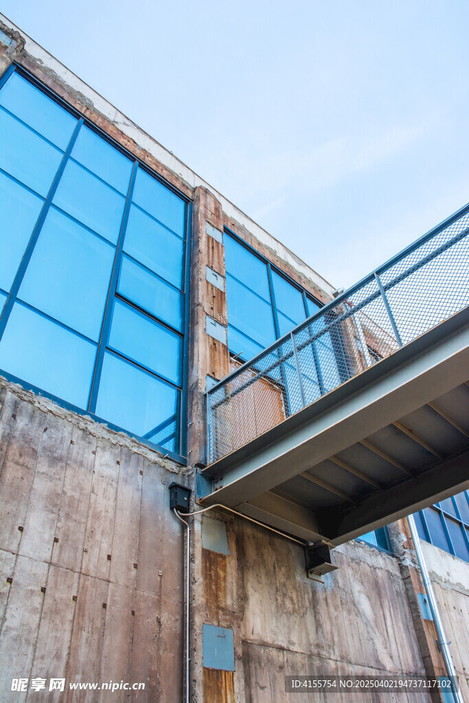工业风玻璃幕墙建筑